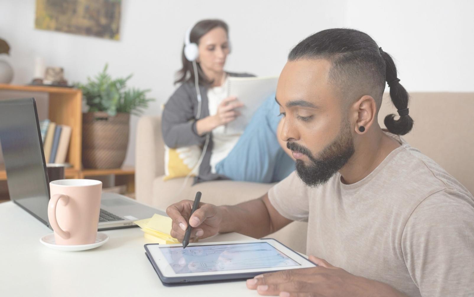 Verschiedene Sparstrategien und Investmentoptionen visualisiert