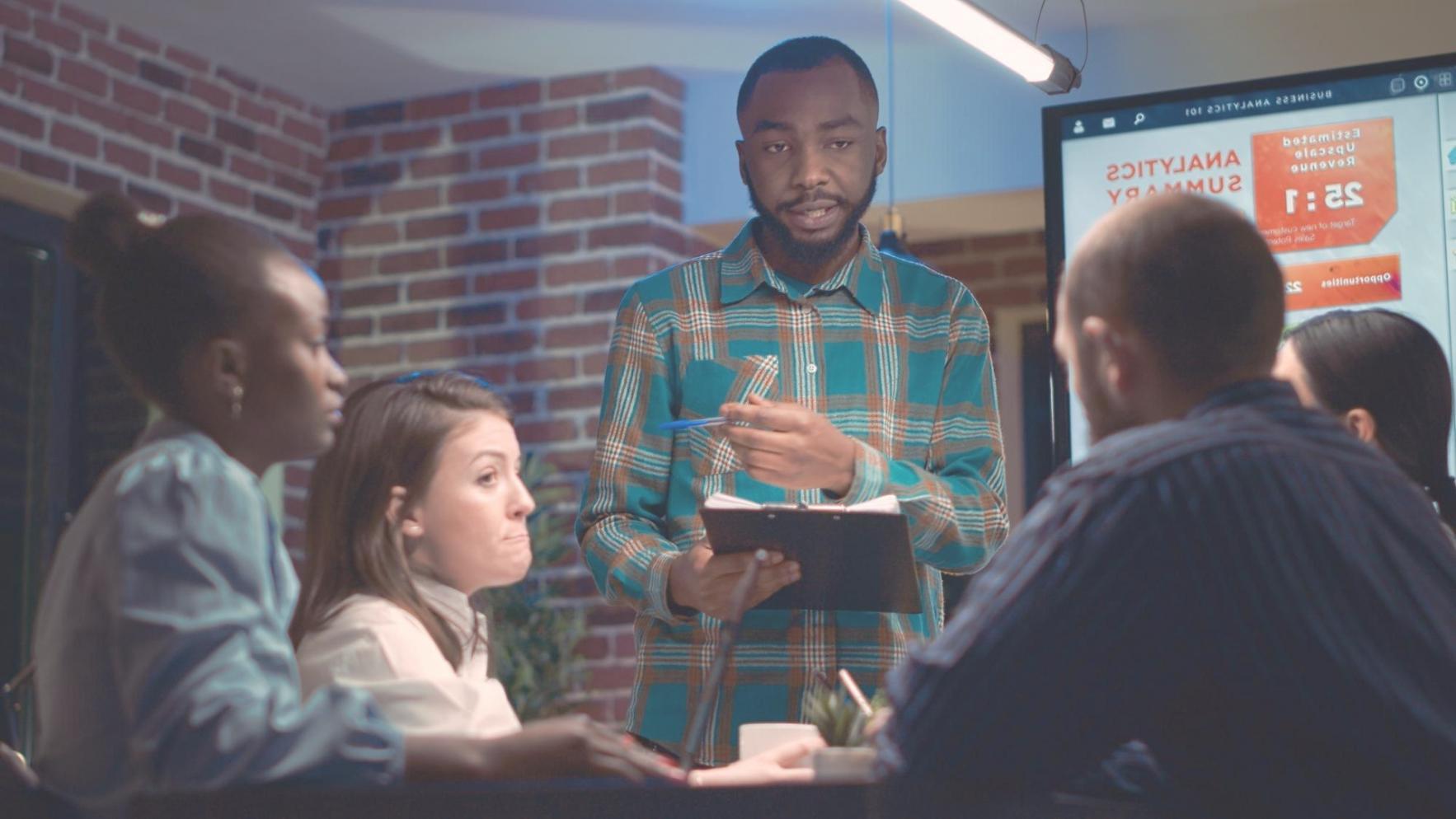 Kursteilnehmer arbeiten gemeinsam an Finanzplänen und Budgetkalkulationen