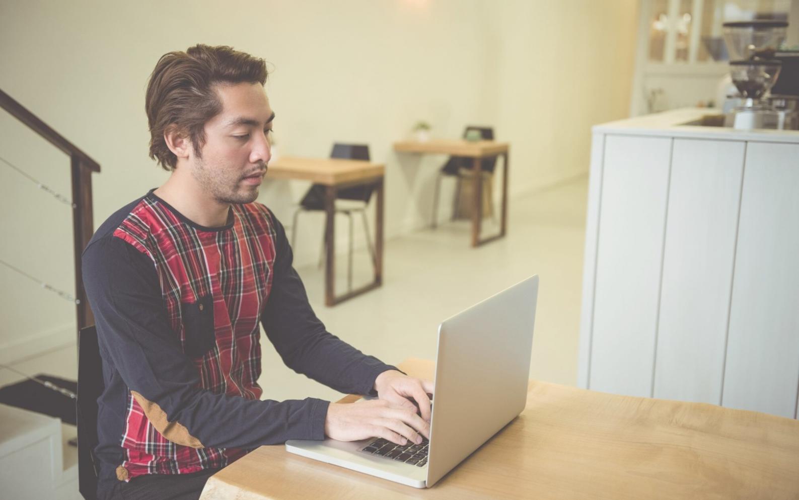 Individuelle Beratungssituation mit persönlichen Finanzunterlagen